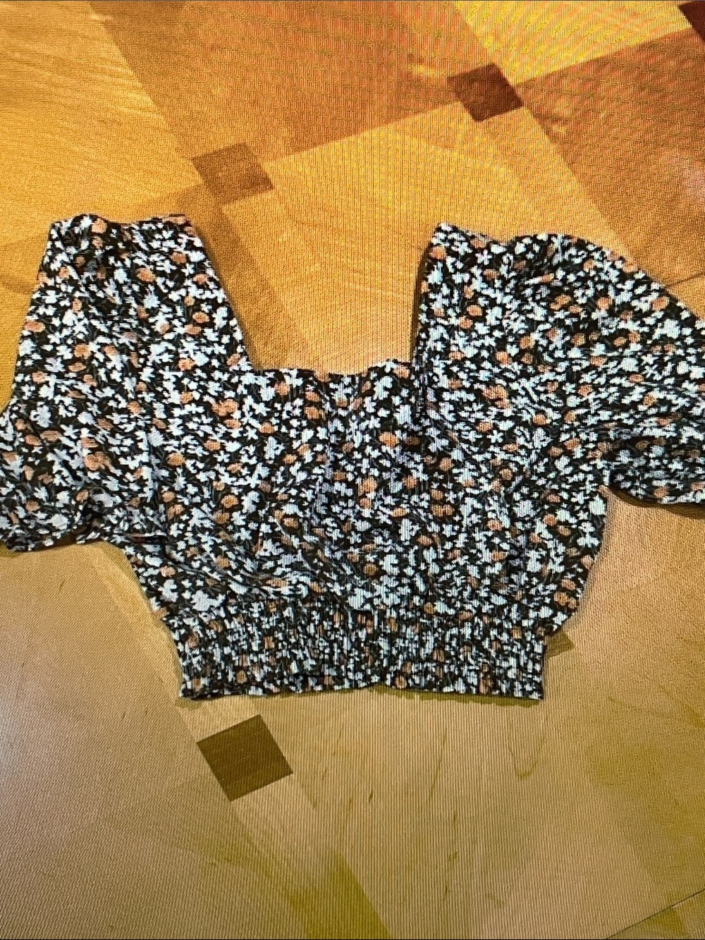 SHEIN Black Floral Smocked Puff-Sleeve Crop Top